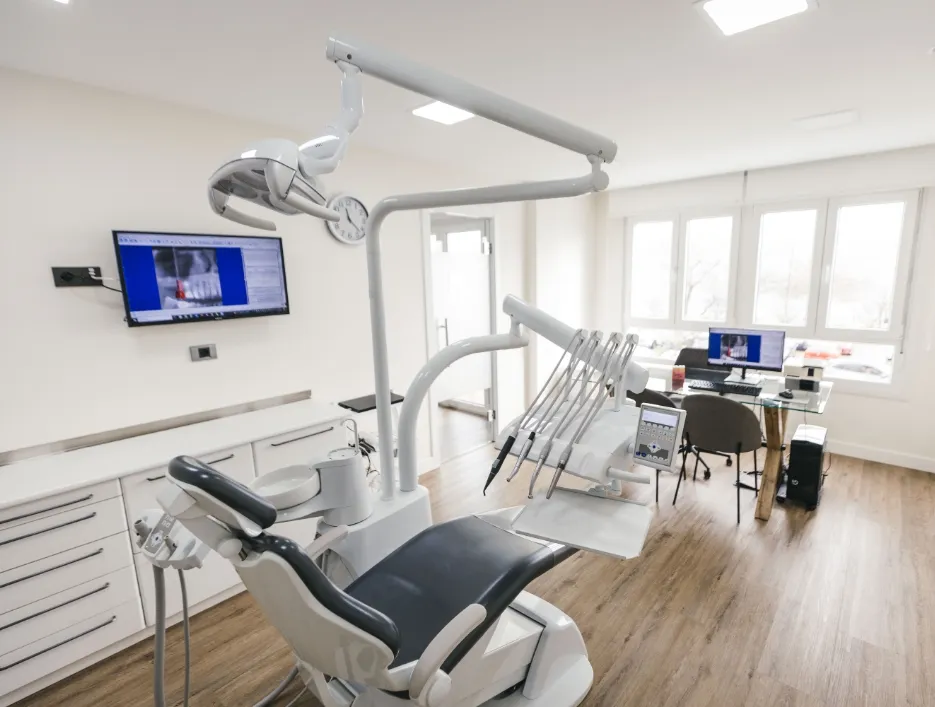 Gabinete moderno de la Clínica Dental Moaña con sillón dental y equipo de radiografía