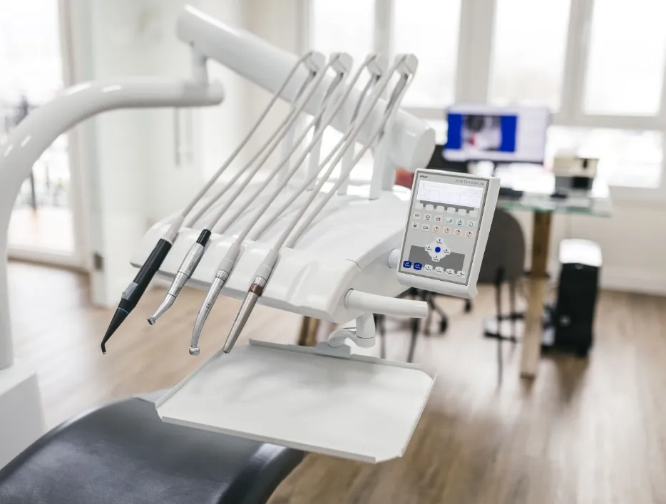 Detalle del instrumental rotatorio del sillón dental en un gabinete de la Clínica Dental Moaña