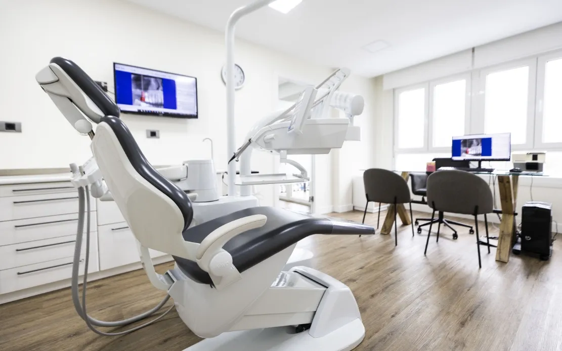 Gabinete blanco y moderno de la Clínica Dental Moaña con sillón dental