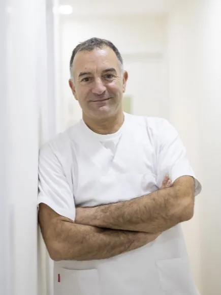 Retrato del Dr. Miguel González, odontólogo de la Clínica Dental Moaña