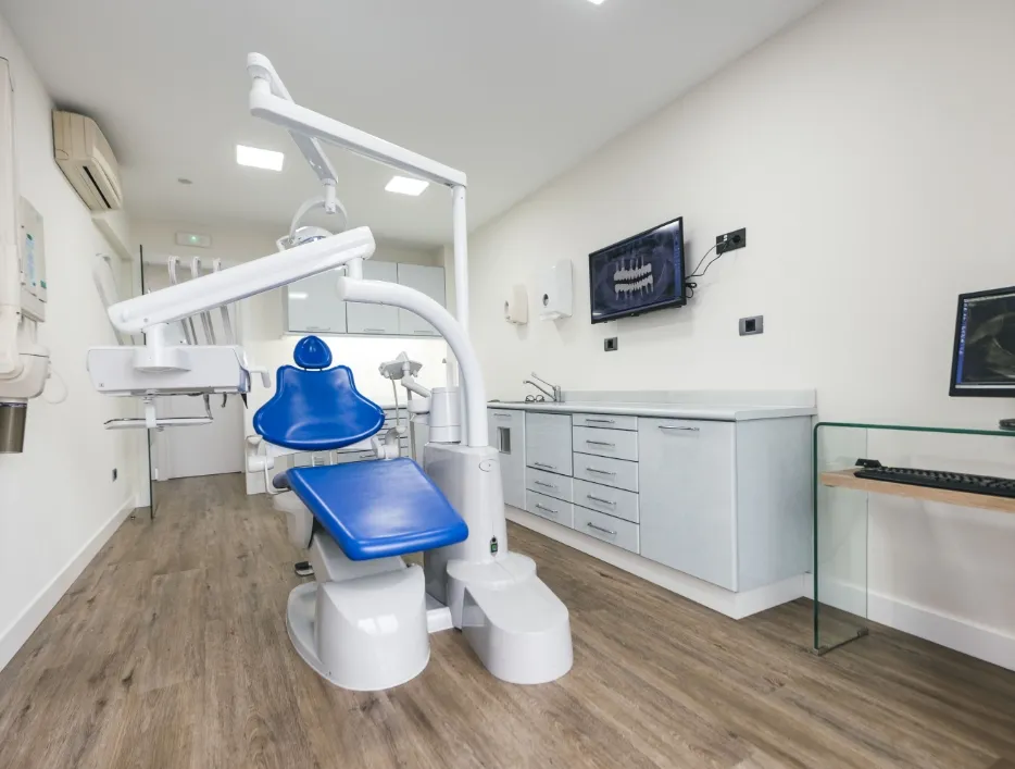 Gabinete de la Clínica Dental Moaña con sillón dental y aparatología avanzada